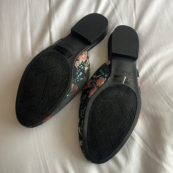 QUPID FLORAL PRINT VELVET HORSEBIT SLIP ON LOAFER MULES - Picture 5 of 7